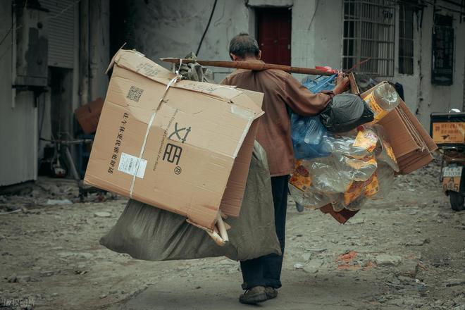为占一种都能让人崩溃希望你是一个例外凯发k8国际登录老人最可恨的12种行(图2)